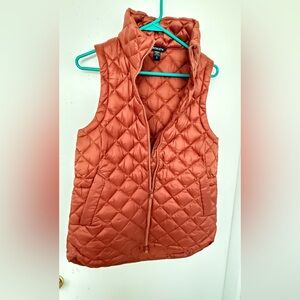 NEW! Athleta Whisper Featherless Vest
Caramel Brown Puffer Vest PETITE SMALL
